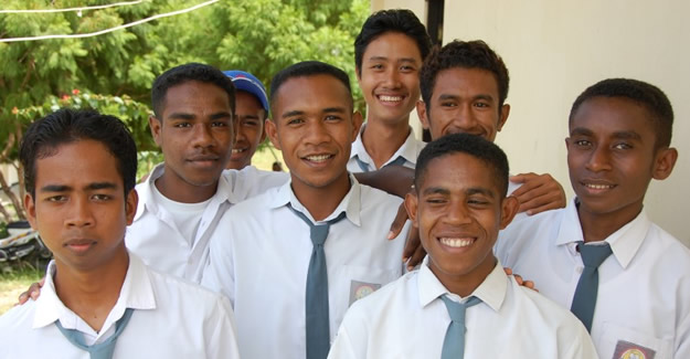 Studenten van een vakopleiding keparasiwataan (toeristische dienstverlening) op Biak.